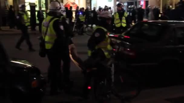 Riot Officieren Duwen Arrogante Man Meerdere Malen Tijdens Massa Bijeenkomst — Stockvideo