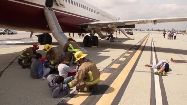 Brandweerlieden Geven Eerste Hulp Bij Vliegtuigcrash Oefening — Stockvideo