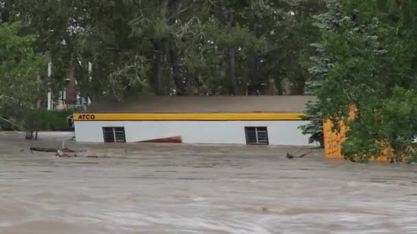 Remorque Construction Posée Chemin Dans Rivière Avec Fort Courant Pendant — Video