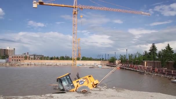 大型水浸建筑工地的挖掘机在半路上敷设 — 图库视频影像