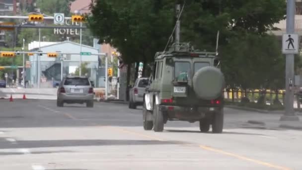 Camion Armée Canadienne Conduisant Dans Noyau Noir Ville Sans Puissance — Video