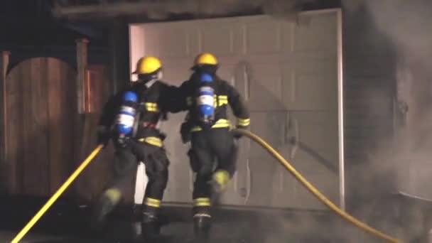 Deux Pompiers Frappent Porte Garage Simultanément Tout Essayant Franchir — Video