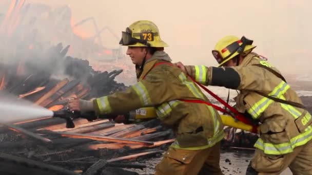 Brandweerman Trekt Mondstuk Open Laat Water Uit Met Vlammen Achtergrond — Stockvideo