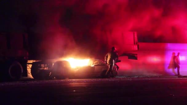 Brandweerlieden Beoordelen Brandend Auto Ongeluk Met Beknelling Het Blussen Van — Stockvideo