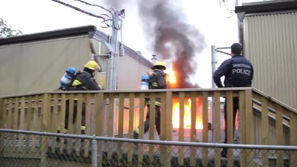 Brandweerlieden Trekken Slang Schreeuwen Breng Het Water Terwijl Het Vuur — Stockvideo
