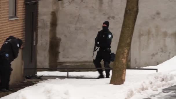 걷다가 목표로 Masked Swat Officer — 비디오