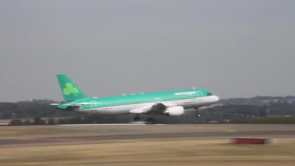 Avión Aterrizaje Filmado Desde Avión Mientras Despegaba Misma Velocidad — Vídeo de stock