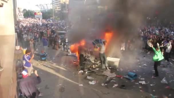 Loco Hombre Sube Cima Del Coche Llamas Durante Los Disturbios — Vídeos de Stock