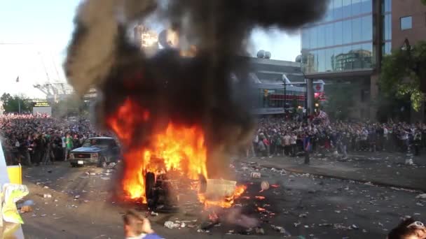 2011年6月在加拿大温哥华发生的稳定的三脚架上升的骚乱事件 — 图库视频影像