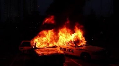 Gece yarısı polis arabası alevler içinde yanıyor.