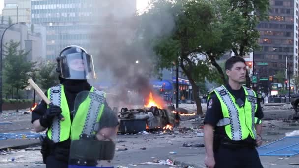 Страшная Сцена Вооруженных Полицейских Охранников После Беспорядков Городе — стоковое видео