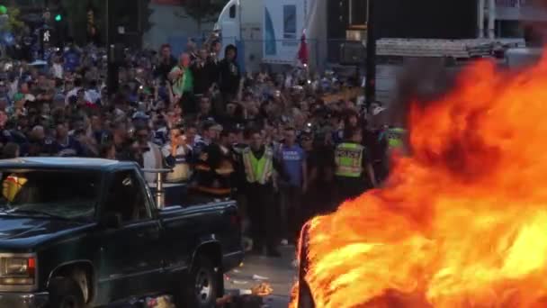 Brûler Des Flammes Premier Plan Avec Des Hommes Émeutiers Arrière — Video