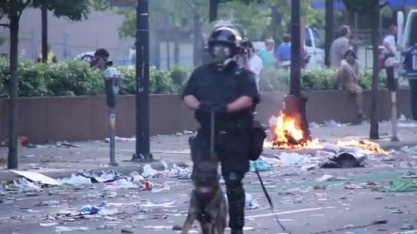 Αστυνομικός Σκύλος Περπατά Έντονη Φλογερή Απόκοσμη Σκηνή Ενώ Άνθρωπος Φοράει — Αρχείο Βίντεο