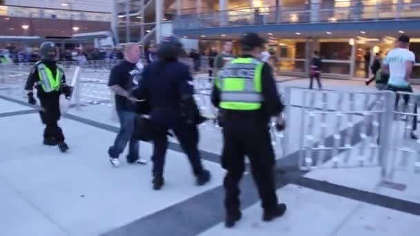 Officier Émeute Manque Presque Cible Quand Homme Enfuit Dure Grève — Video