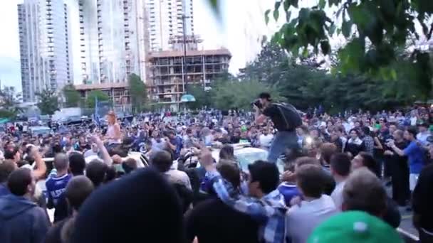 Kontrolsüz Protesto Sırasında Park Halindeki Iki Polis Aracını Ele Geçiren — Stok video