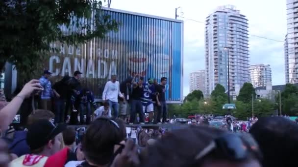 Grupo Grande Cartaz Canadá Balançando Perigosamente — Vídeo de Stock