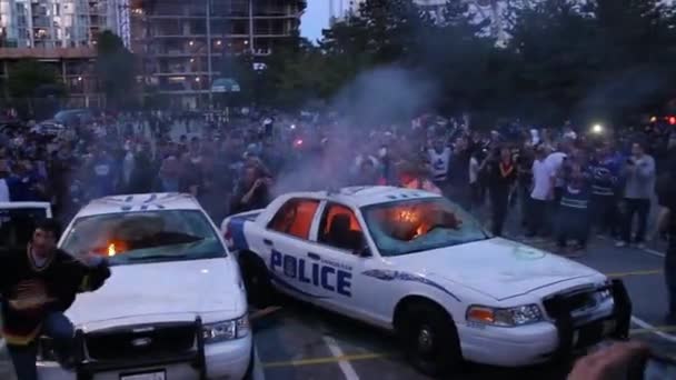 Impresionante Vista Elevada Los Coches Policía Que Comienzan Arder Con — Vídeos de Stock