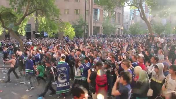 Multitud Gritando Abucheando Policías Invisibles Durante Los Disturbios Vancouver — Vídeo de stock