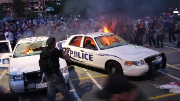 2台の警官車が銃撃を受けて暴動を起こしたカナダのバンクーバーで彼らを非難した — ストック動画