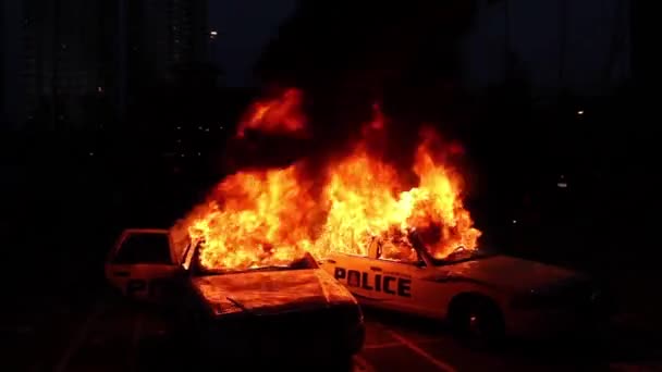 Pożar Samochodu Policyjnego Nocy Jasnymi Silnymi Płomieniami Szaleje Górę — Wideo stockowe