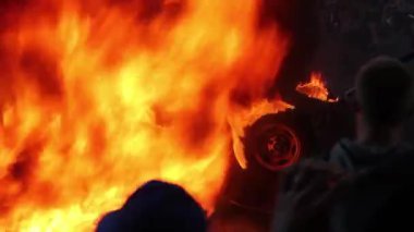 Gençlik fotoğraf çekerken protestoda eşarpla ağzını saklıyordu.