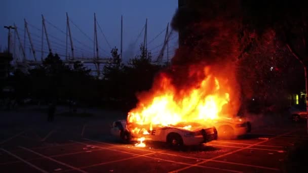 Silné Plameny Zuřící Policejních Aut Plamenech Velkém Nepokoji — Stock video