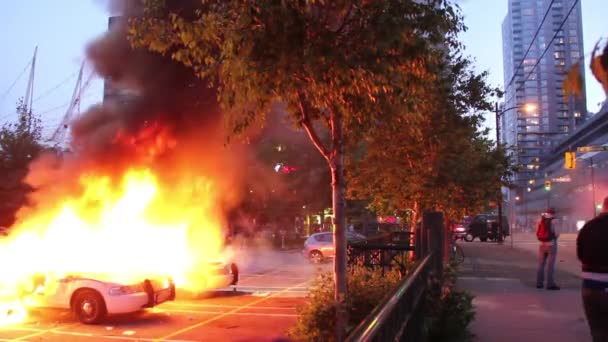 Coches Policía Ardiendo Centro Vancouver Núcleo Con Grandes Edificios Rascacielos — Vídeo de stock