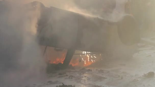 Auto Capovolta Crea Scintille Fiamme Come Brucia Tutta Una Rivolta — Video Stock