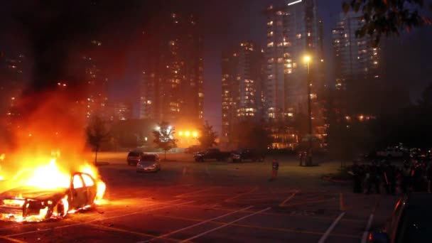 Egy Csapat Rohamosztag Várja Tűzoltókat Hogy Eloltsanak Két Autót — Stock videók