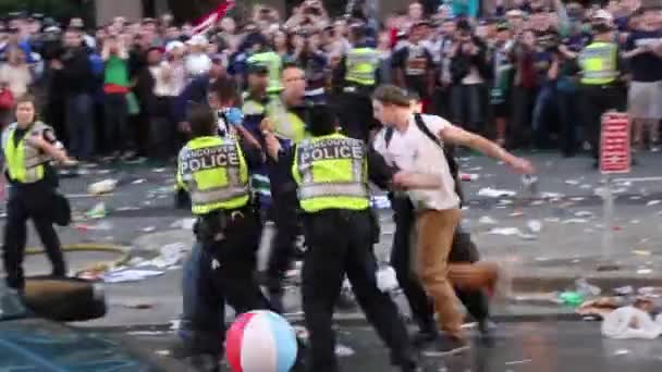 Policisté Zatýkají Dva Muže Během Nepokojů Jednu Mlátí Obličeje — Stock video