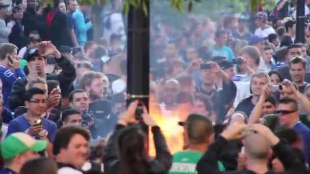 Vista Anónima Multitud Llamas Ardiendo Desde Una Fuente Desconocida — Vídeos de Stock