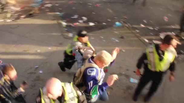 Verwirrte Polizisten Drängen Mann Mit Brennendem Auto Aus Unruhezone — Stockvideo