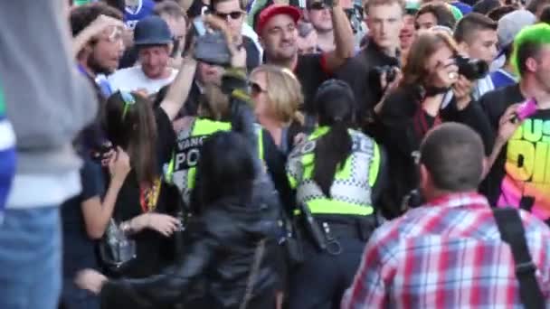 경찰관들 제멋대로 행동하는 사람들 틈에서 여자들 과싸우고 — 비디오