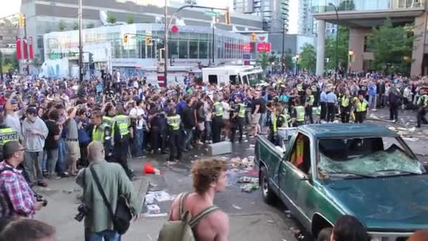 Flic Milieu Une Émeute Arrête Frappe Une Bouteille Jetée Avec — Video