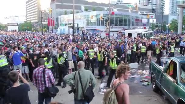 Unga Ligig Tränger Igenom Ljus Polis Barriär Upplopp Med Hundratals — Stockvideo