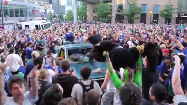 Émeute Dégénère Que Les Hommes Sautent Sur Camionnette Tentent Allumer — Video