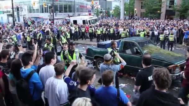 Drtivé Množství Lidí Nepokojích Pro Příliš Málo Policistů Kanadě — Stock video