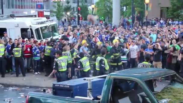 Feuerwehrmänner Ziehen Einen Schlauch Und Rücken Durch Randale Aus Einen — Stockvideo