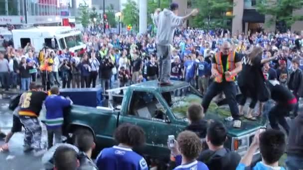 Garçons Filles Marchant Sur Camion Milieu Foule Émeute Comme Une — Video