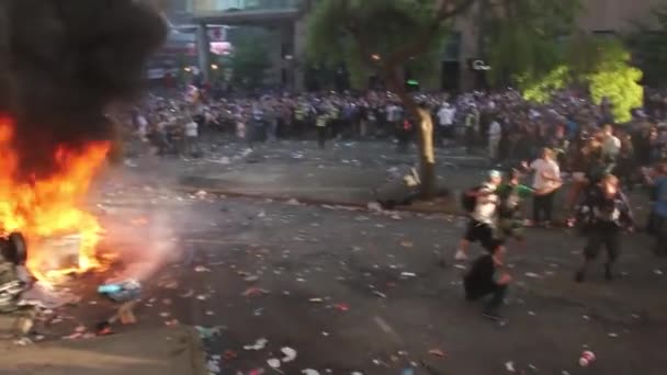 潘在抗议期间从燃烧的汽车到欢呼的骚乱人群 — 图库视频影像