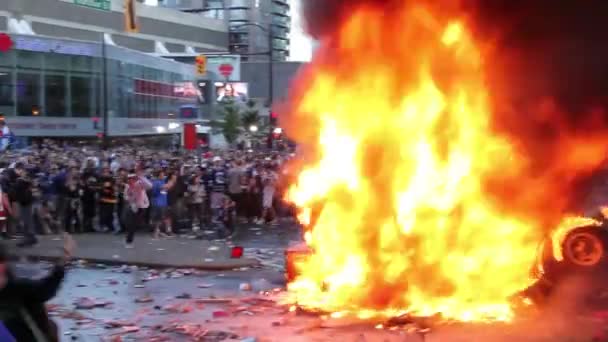 Gran Multitud Junto Edificio Radio Canadá Vancouver Durante Los Disturbios — Vídeo de stock