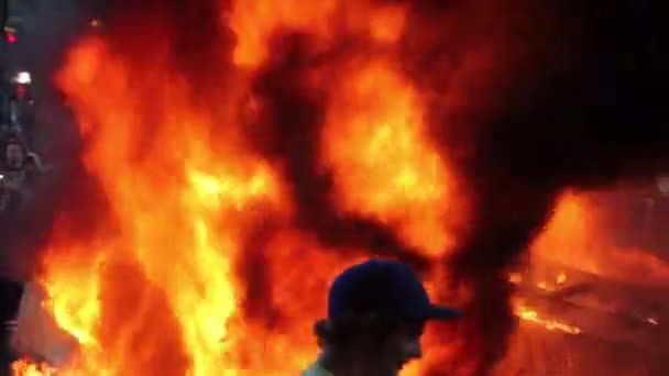 Schwere Flammen Mit Männern Eishockeybekleidung Bei Ausschreitungen Nürnberg — Stockvideo