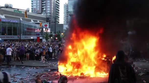 Trépied Parfaitement Stable Voiture Brûlant Dans Une Émeute Entourée Hommes — Video