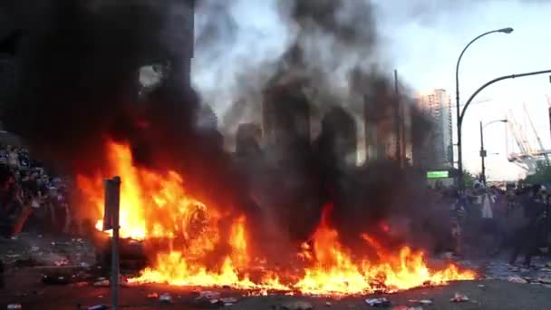 Чоловіки Радіють Коли Пробігають Повз Камеру Під Час Вогняного Бунту — стокове відео