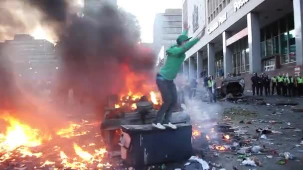 Man Hoppen Uit Een Brievenbus Foto Nemen Voorkant Van Brandende — Stockvideo