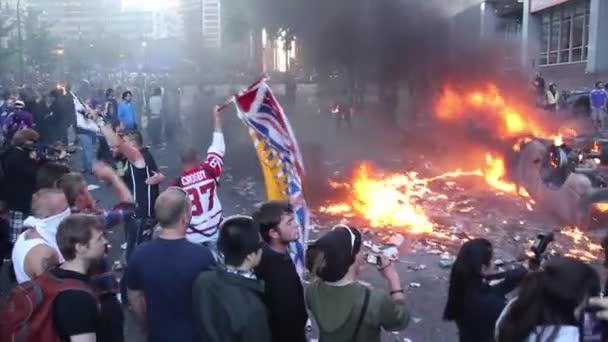 Homem Acenando Bandeiras Colúmbia Britânica Canadá Tumulto Com Fogo Vancouver — Vídeo de Stock