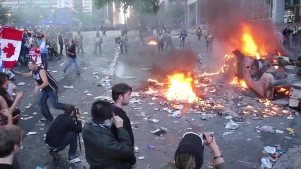 Homem Surpreendentemente Corre Através Fogo Enquanto Lixo Queima Chão Protesto — Vídeo de Stock