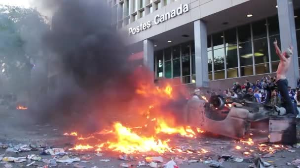 2011の悪名高い暴動の間にバンクーバーのダウンタウンの中心部にあるカナダの建物 — ストック動画