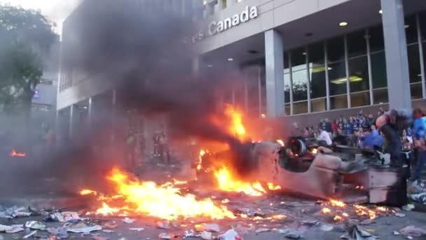 Homme Fonce Dans Feu Voiture Pendant Une Émeute Devant Bâtiment — Video