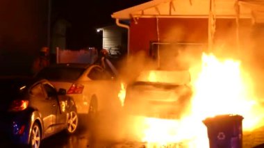 İtfaiyecinin arabayı ateşe verirken çekilen görüntüler tehlikeli.